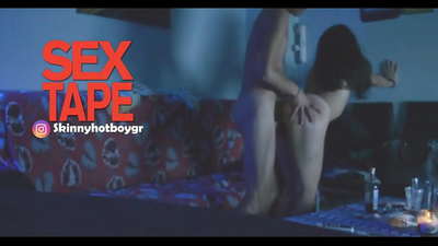 Schattig schoolmeisje met haar vriendje